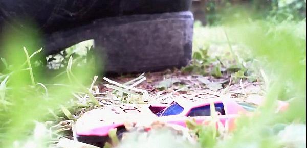  Un video eccezionale di crushing guarda i mie piedi distruggere una piccola automobile giocattolo
